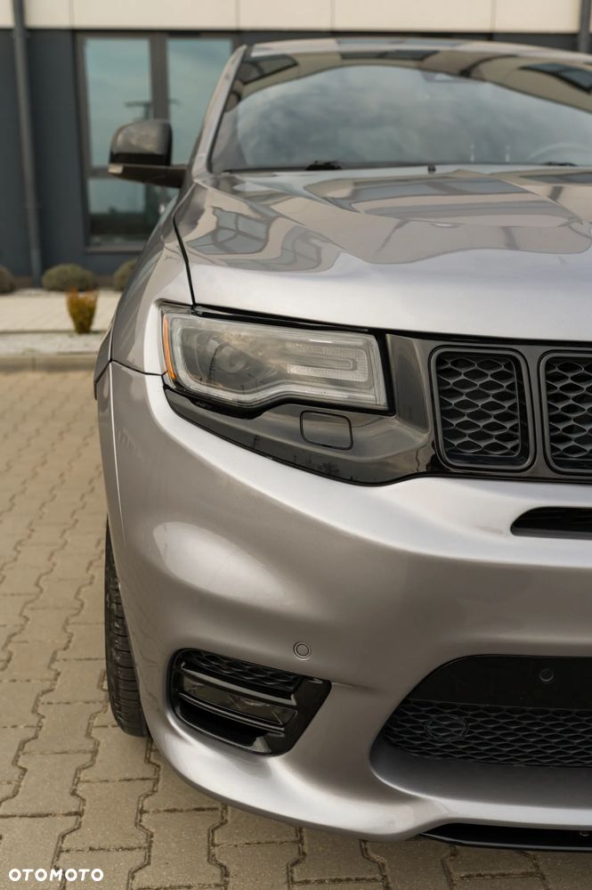 Jeep Grand Cherokee SRT - 18