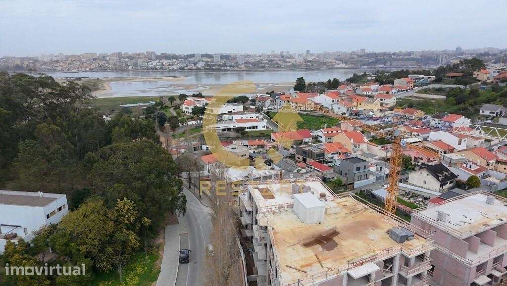 APT T2 com 2 suítes, varanda, boa orientação solar, lugar de garagem, - Grande imagem: 3/31