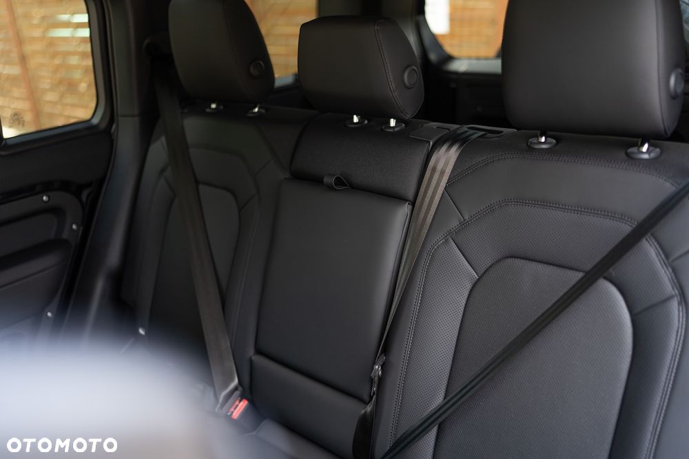 Land Rover Defender - 25