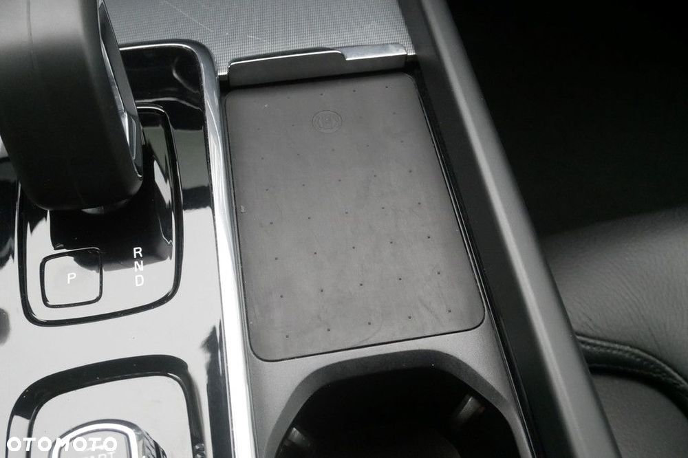 Volvo XC 60 B4 D Plus Dark - 24