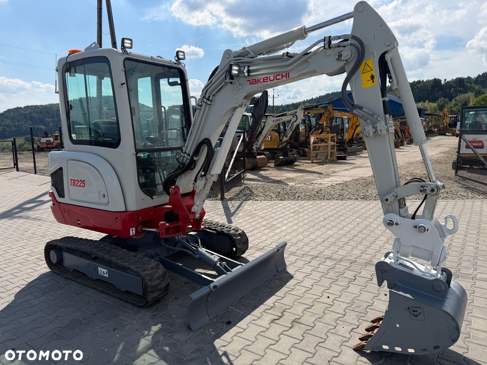 Takeuchi Tb225 - 8