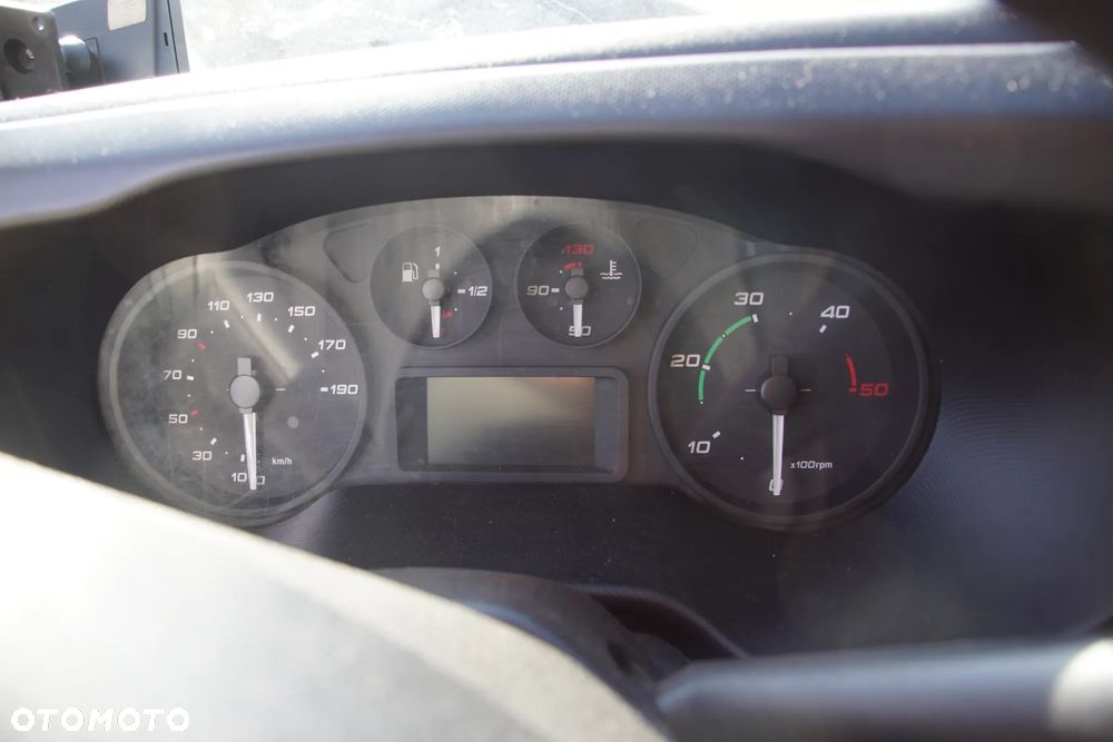 Auto na części - Iveco Daily IV 50C15 3.0 HPI 146 KM F1CFL411J 2840.6 2015R Silnik Skrzynia Drzwi Błotnik Lampa Lusterko Klamka Szyba Zabudowa Kontener Deska Kokpit Sterownik Moduł Czujnik Licznik Panel Kierownica - 12