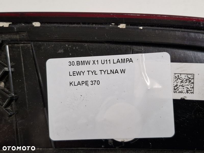 BMW X1 U11 LAMPA LEWY TYŁ TYLNA W KLAPĘ - 4