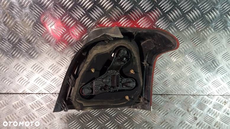 LAMPA LEWA TYLNA TOYOTA AVENSIS T25 - 2