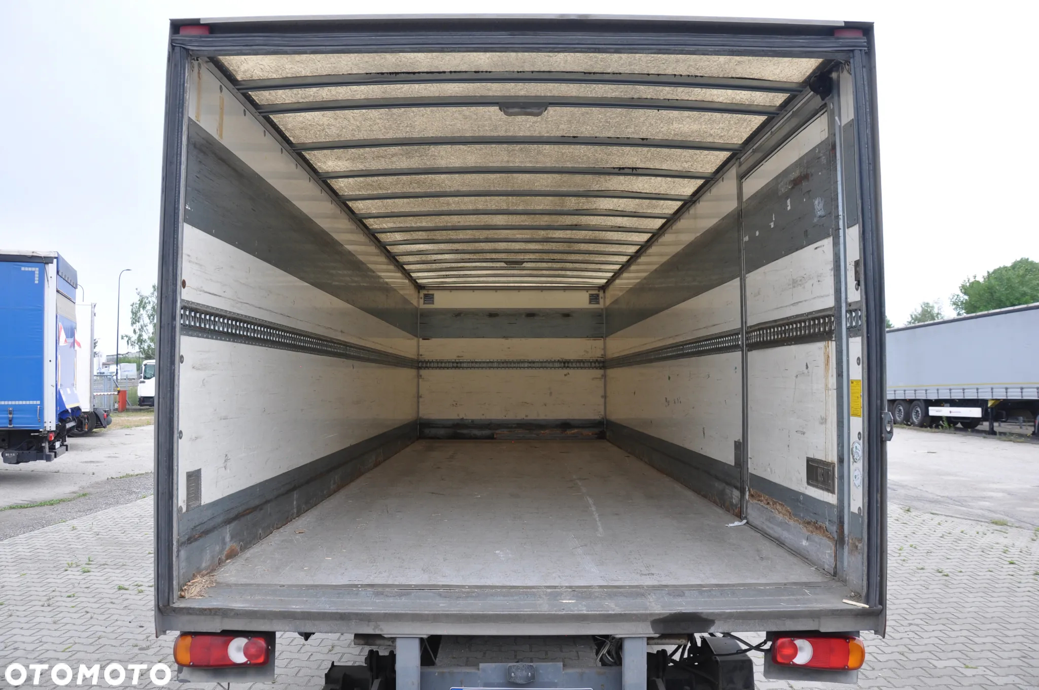 Renault MIDLUM 12.220 dł kontenera 7,90m - 18