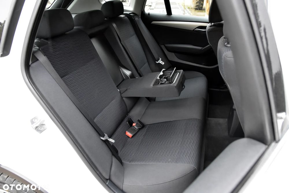 BMW X1 xDrive18d xLine - 17