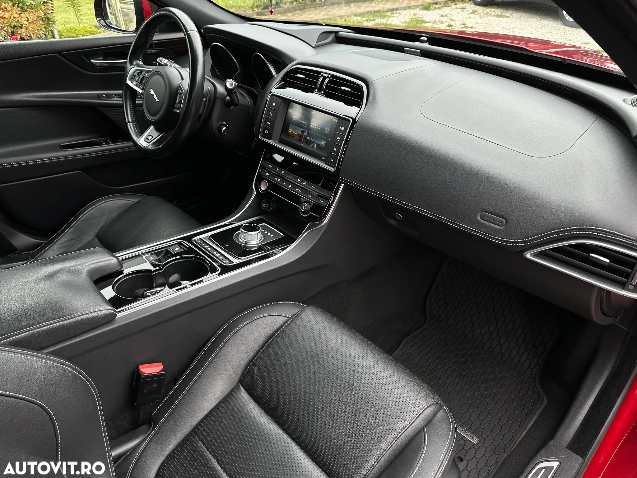 Jaguar XE RWD S - 35