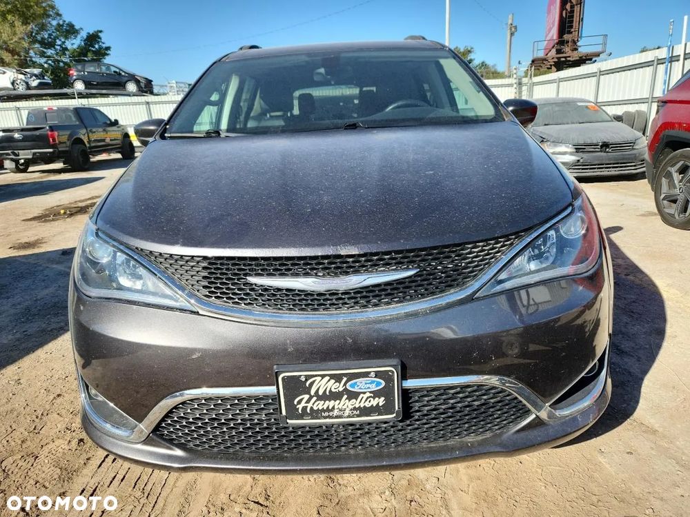 Chrysler Pacifica - 5