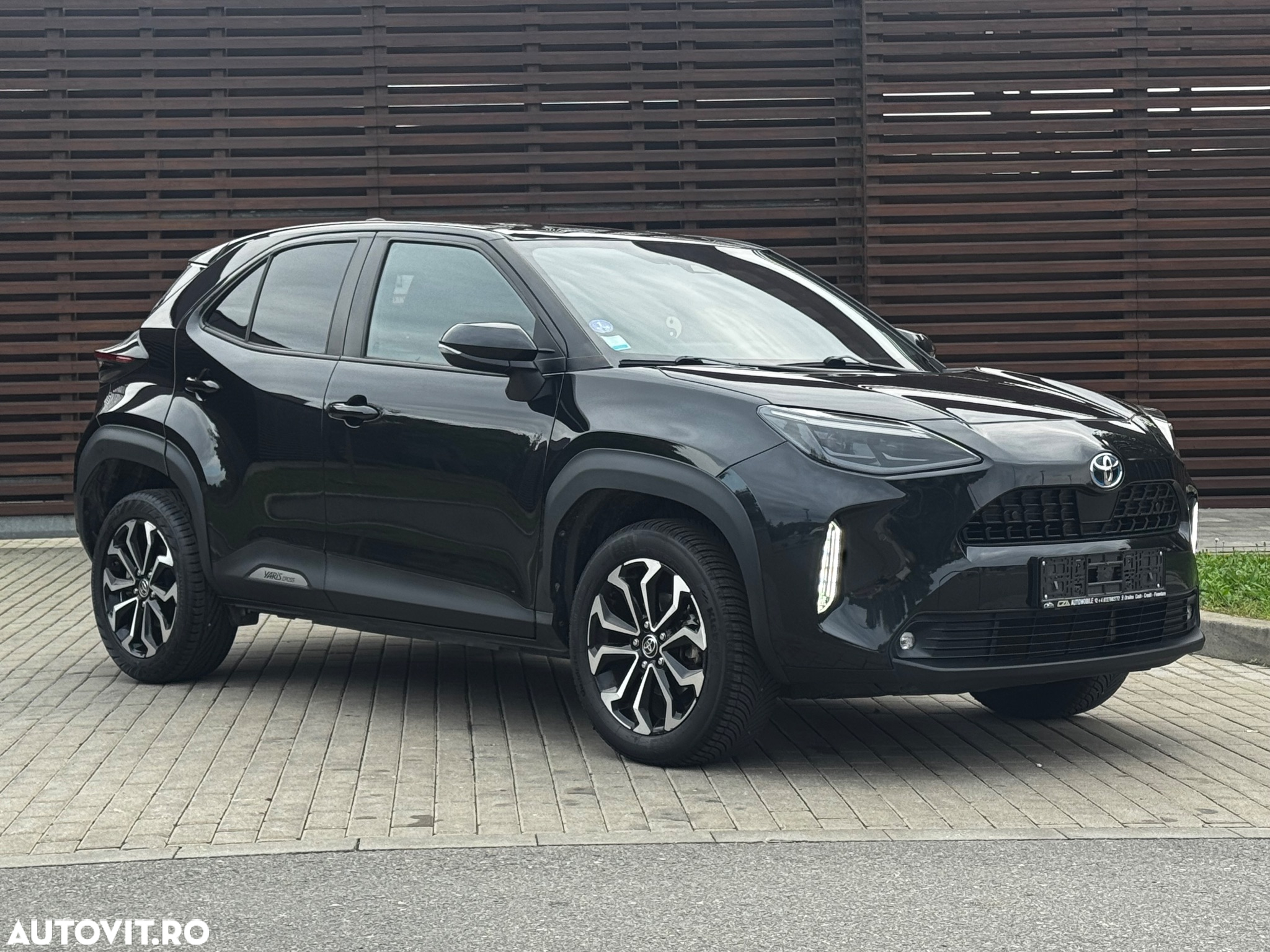 Toyota Yaris Cross 1.5 VVT-i HSD 4x4 Exclusive Elegant - 4
