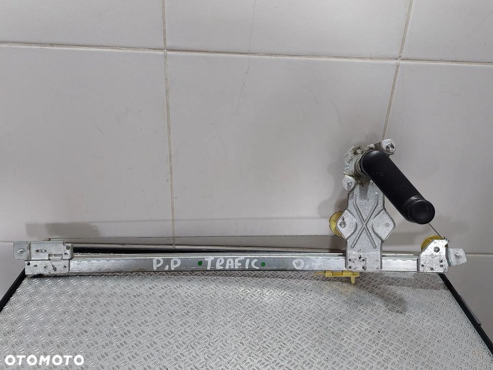 PODNOŚNIK SZYBY PRAWY PRZÓD MANUALNY RENAULT TRAFIC II 2 R2007 - 1