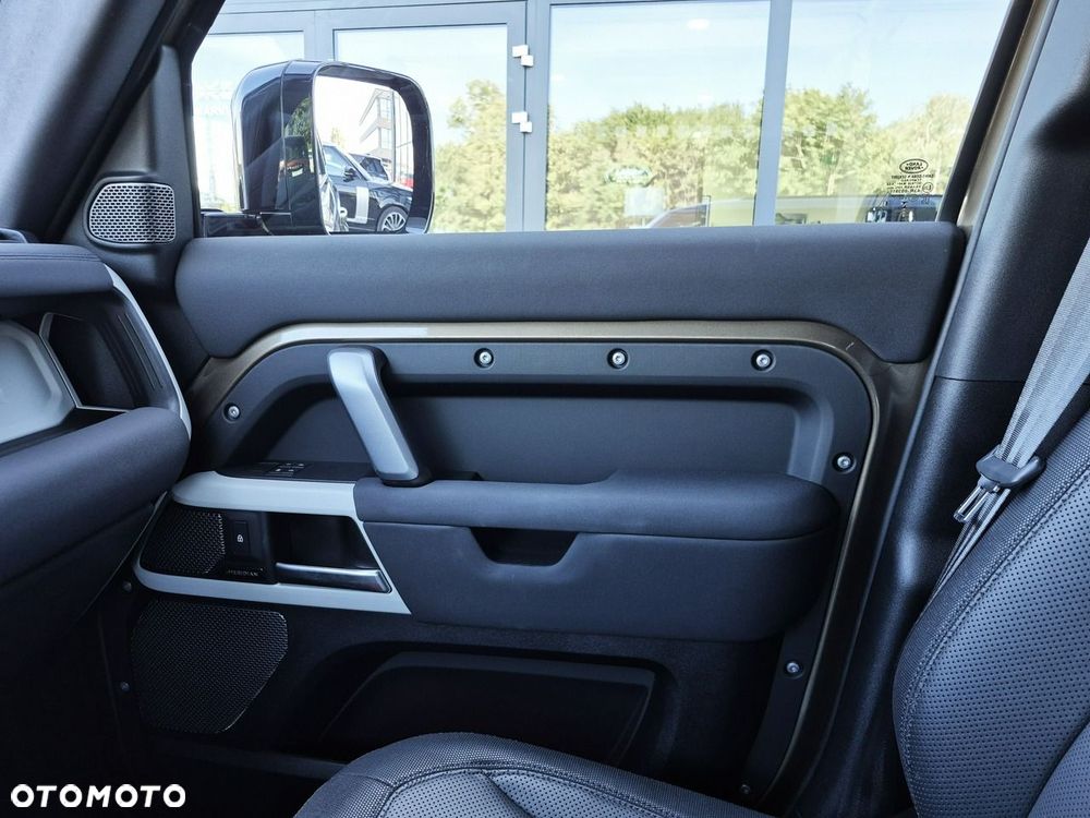 Land Rover Defender - 37