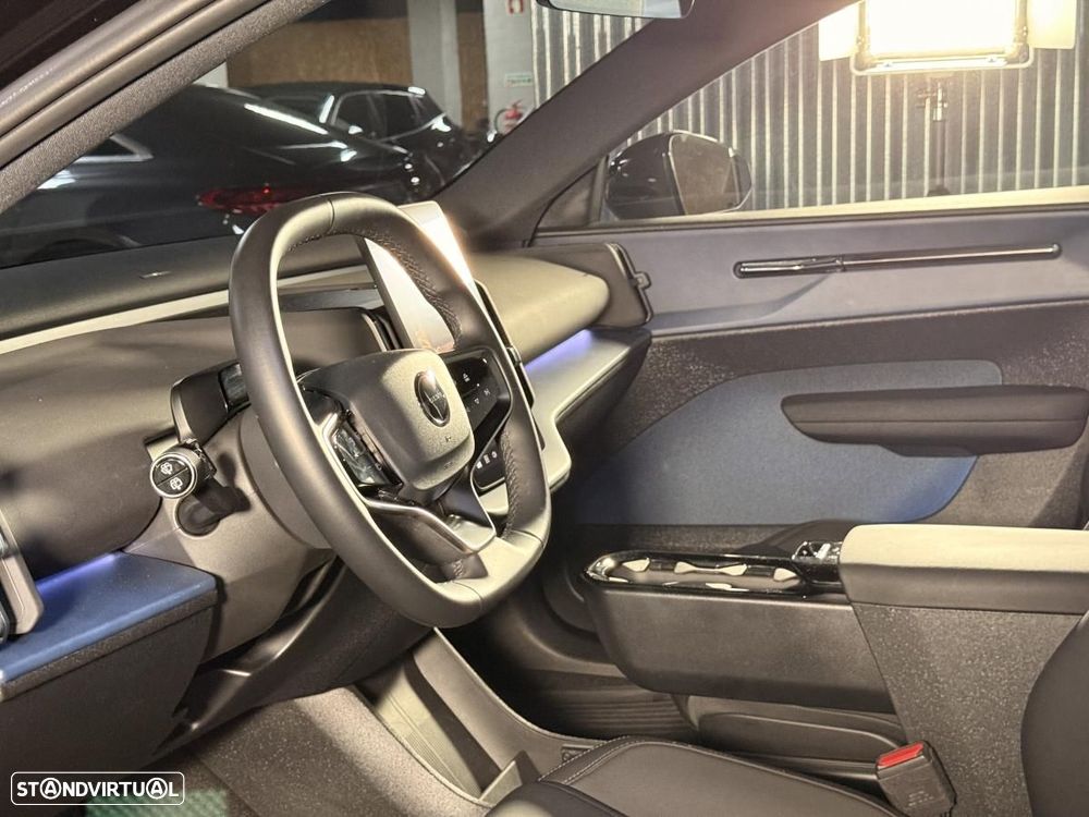 Volvo EX30 Single Motor Extended Range RWD Ultra - 17