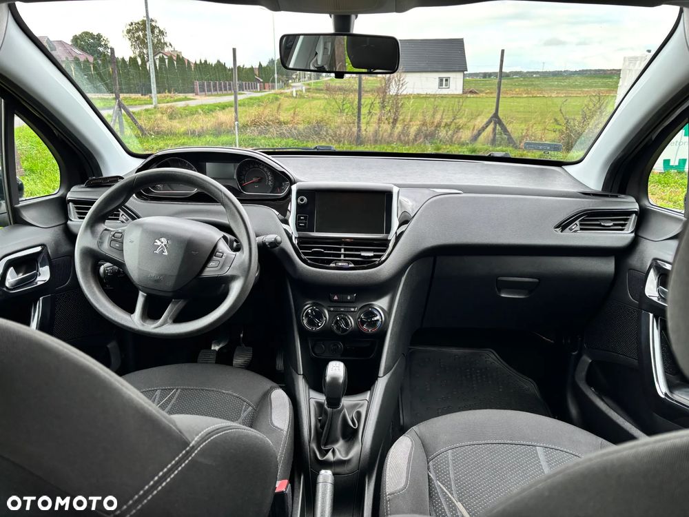 Peugeot 208 - 8