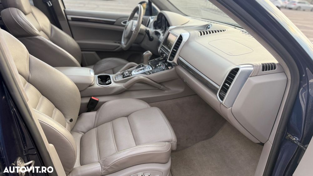 Porsche Cayenne 3.0 L V6 - 8