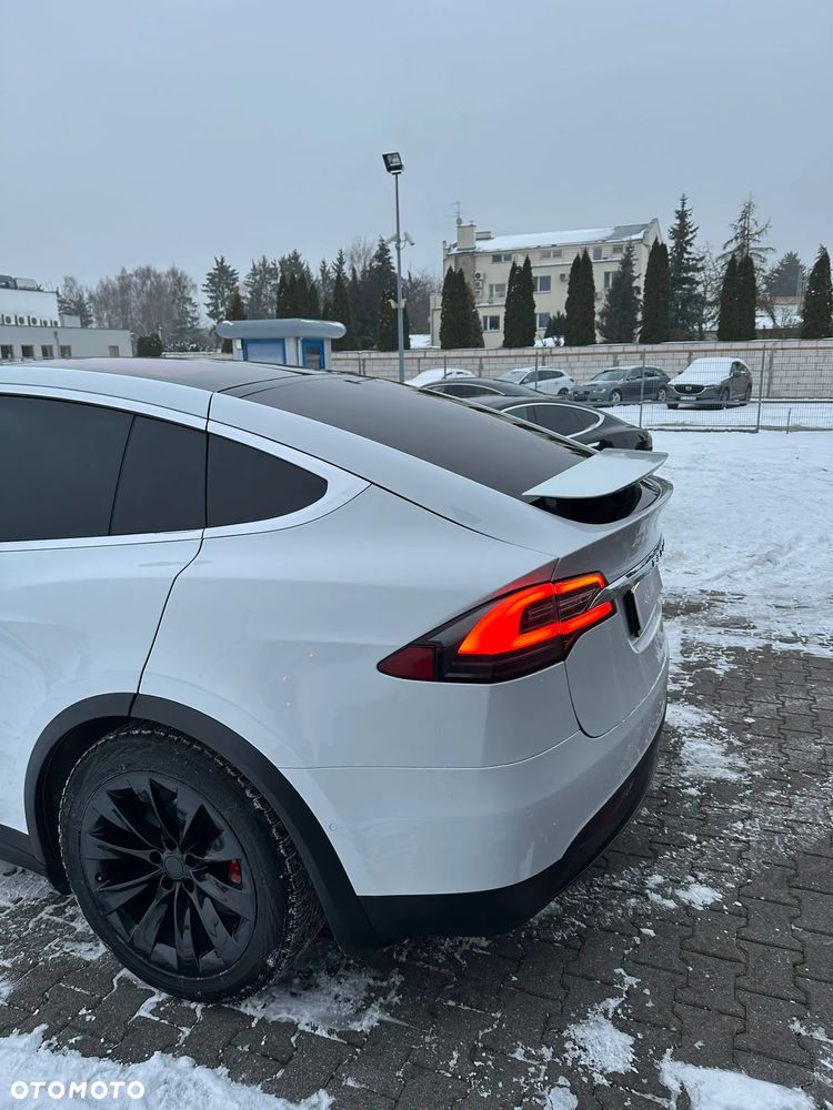 Tesla Model X - 8