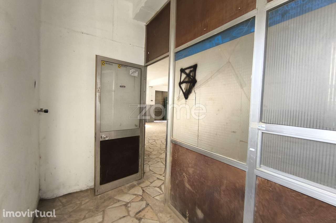 Garagem / Armazém com 85m2, p/ 6 carros, arrecadação e WC no Arneir... - Grande imagem: 3/5