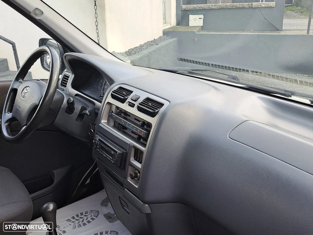 Toyota HiAce 2.5 D-4D Service 2.8T AC - 18