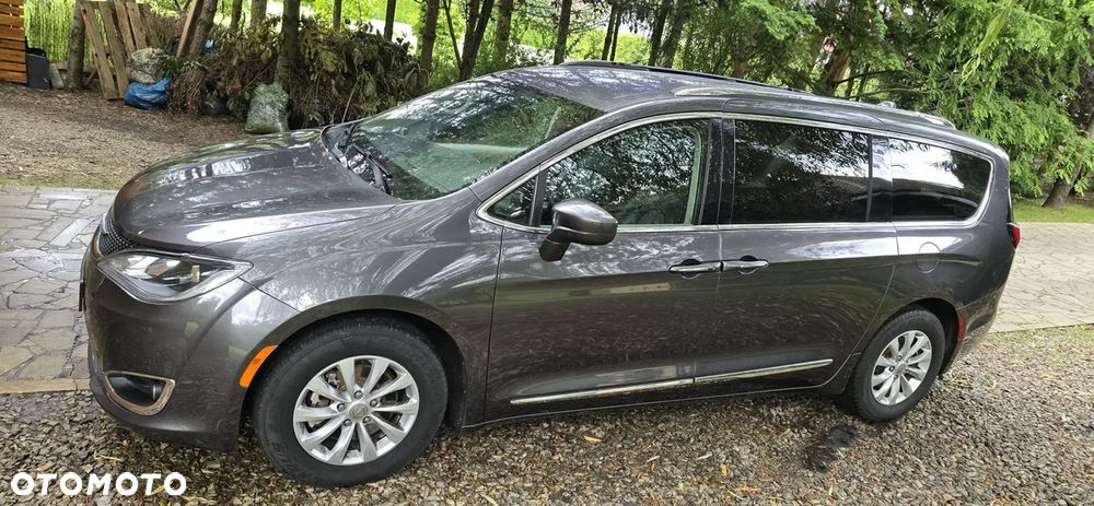 Chrysler Pacifica - 12