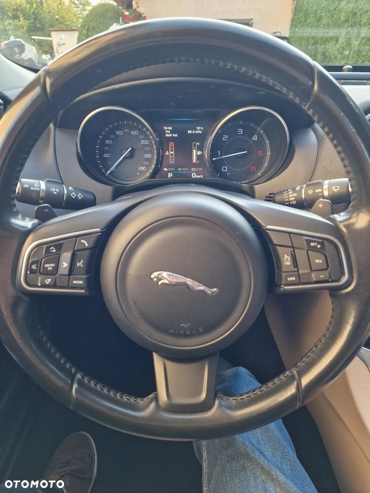 Jaguar XE - 13