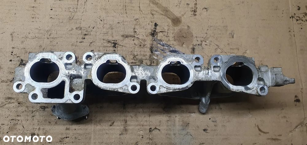 Podstawa kolektora ssącego Nissan Almera Tino 2.0 - 5