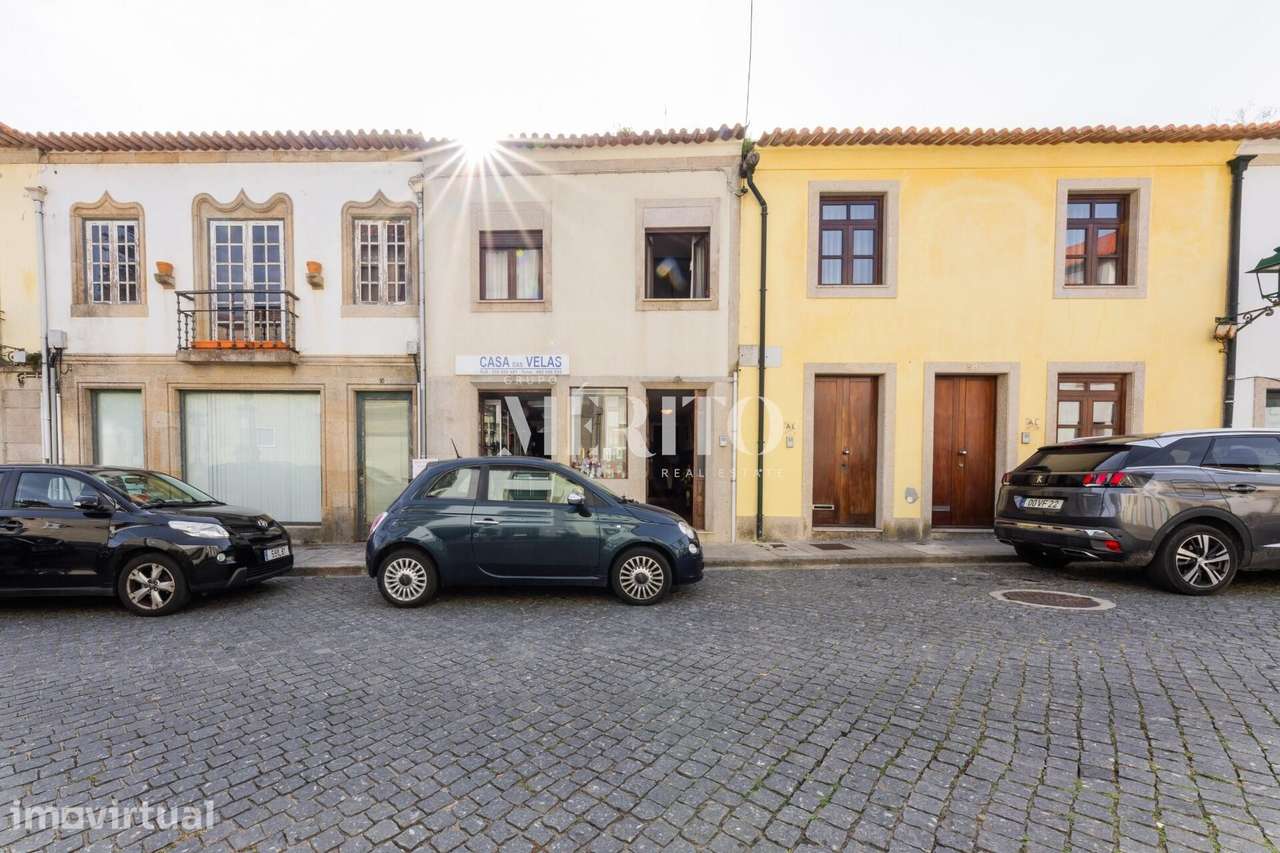 Moradia de 190m2 úteis para remodelar com três pisos no centro de Vila - Grande imagem: 2/42