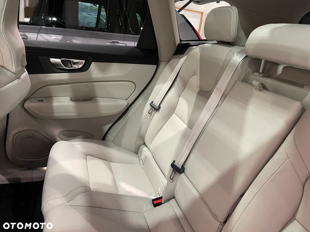 Volvo XC 60 T6 Plug-In Hybrid AWD Ultra Dark - 22
