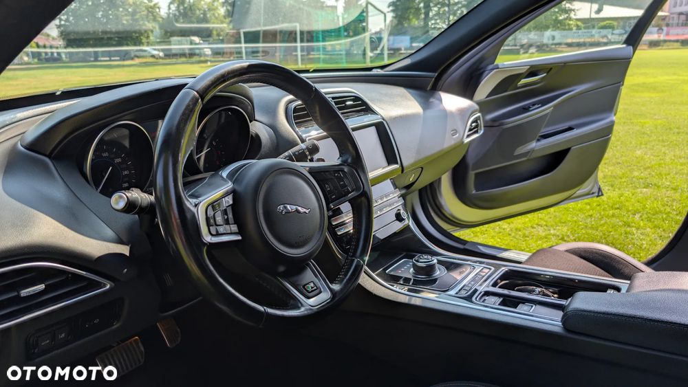 Jaguar XE 2.0 T R-Sport - 14