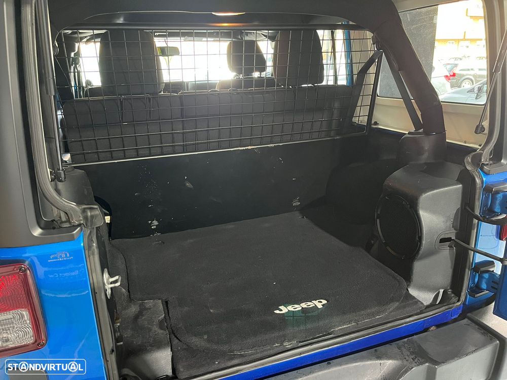 Jeep Wrangler Unlimited 2.8 CRD DPF Auto Sport - 25