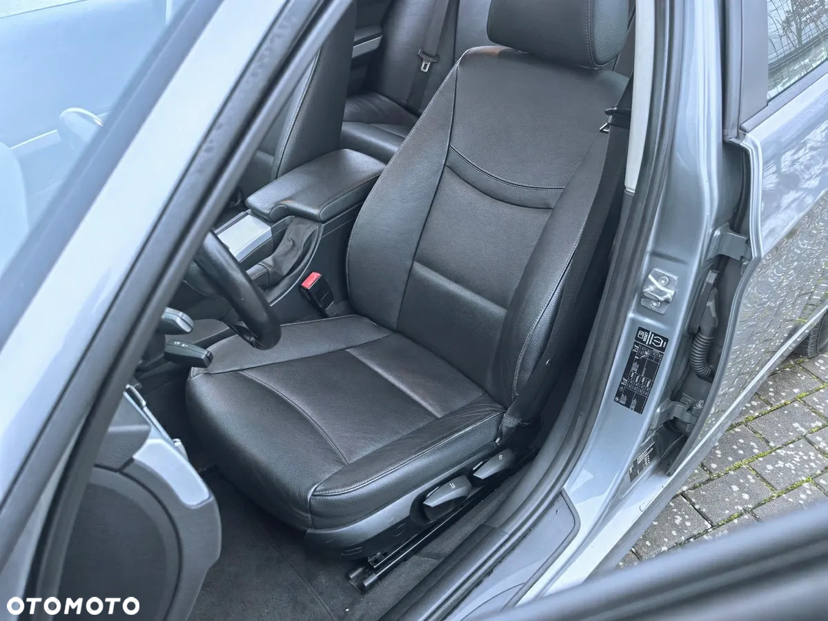 BMW Seria 3 318i Touring - 15