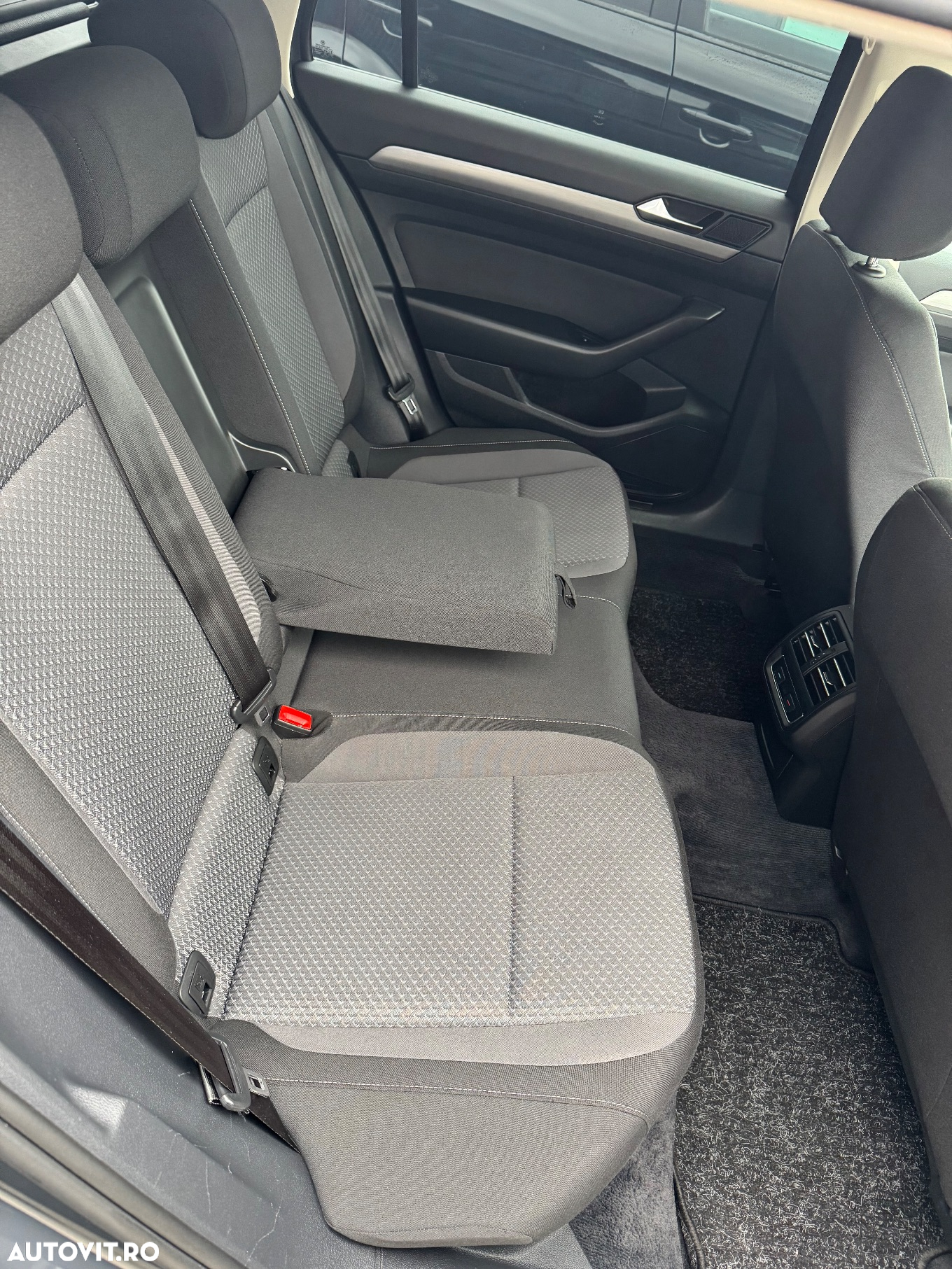 Volkswagen Passat Variant 2.0 TDI (BlueMotion Technology) Trendline - 14
