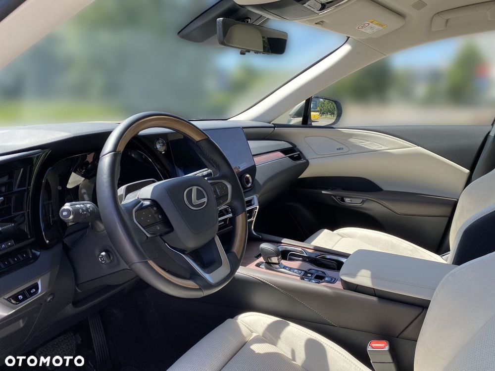 Lexus RX 450h+ Omotenashi - 14