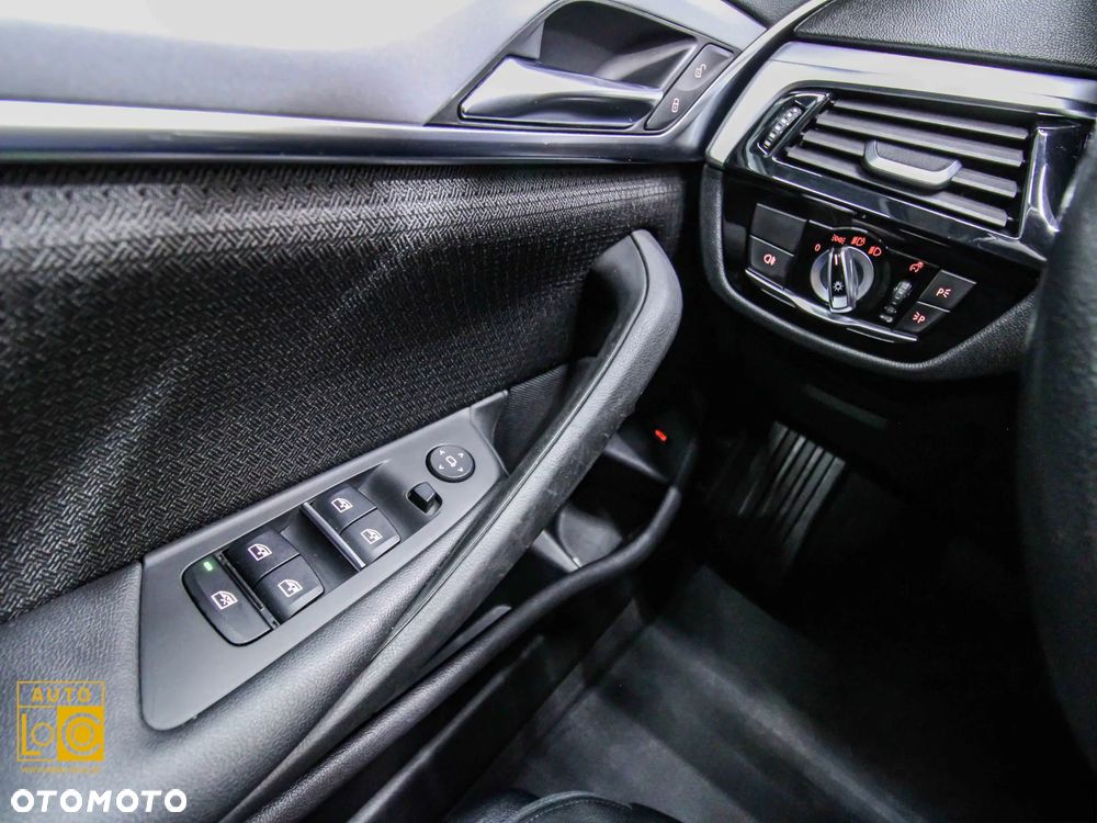 BMW Seria 5 518d - 27