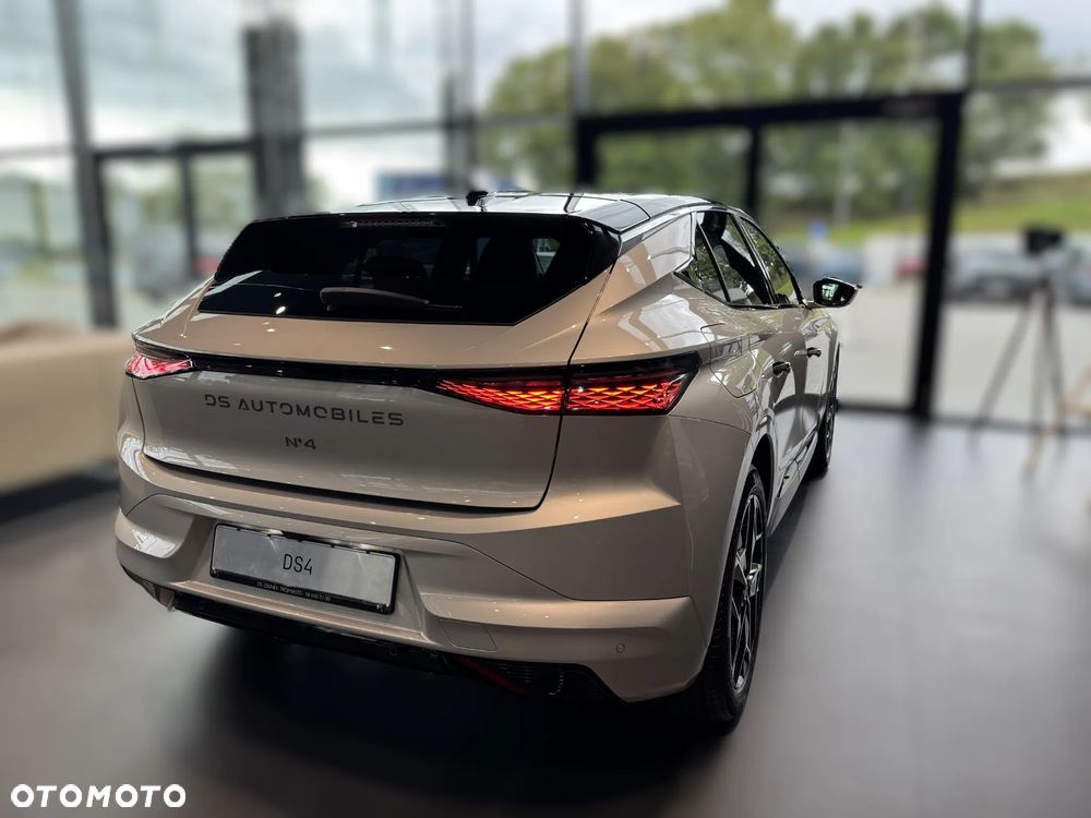 DS Automobiles N°4 1.2 mHEV Étoile Alcantara eDCS6 - 10