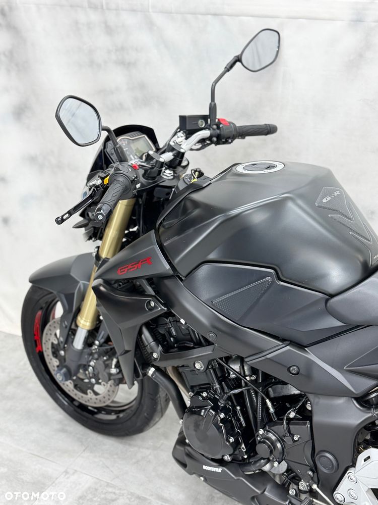 Suzuki GSR - 4