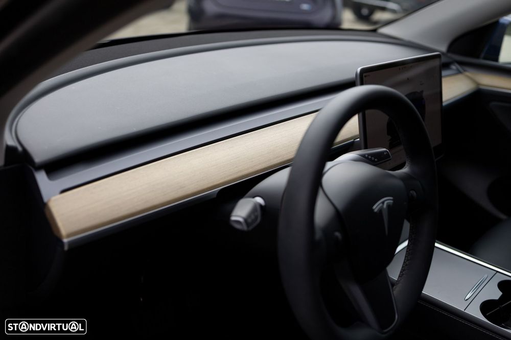 Tesla Model Y Standard RWD - 24