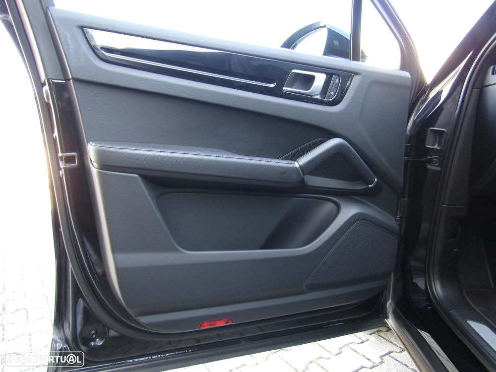 Porsche Cayenne Coupé E-Hybrid - 11