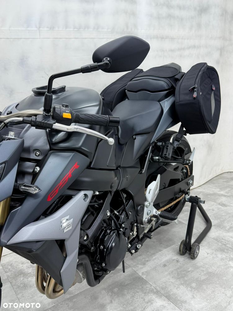 Suzuki GSR - 3