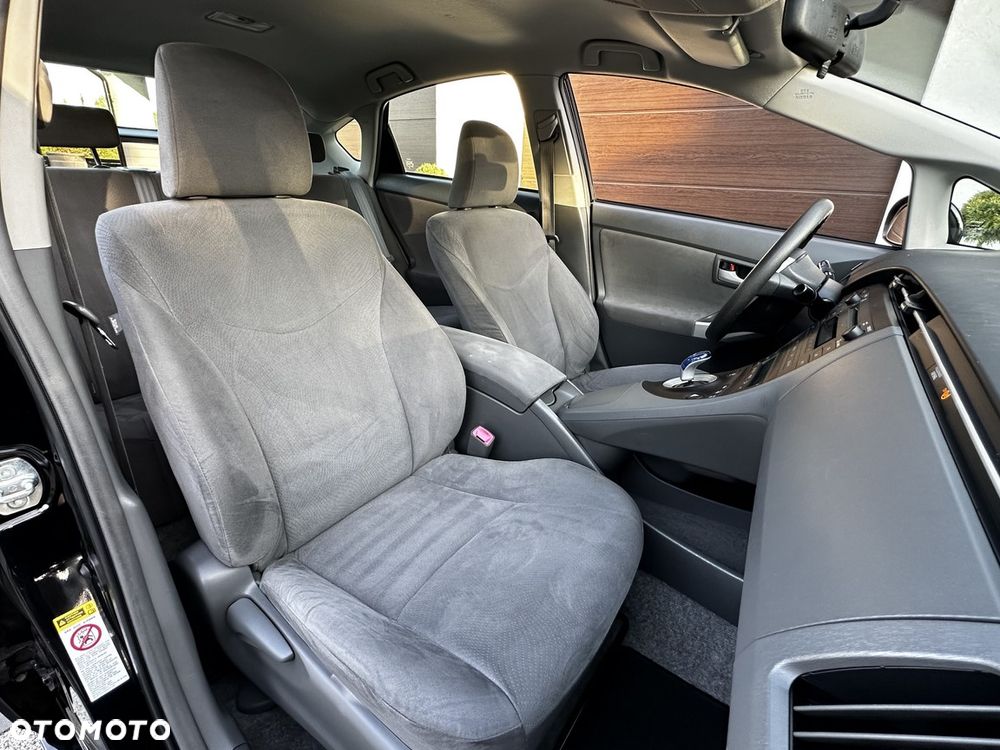Toyota Prius (Hybrid) - 25