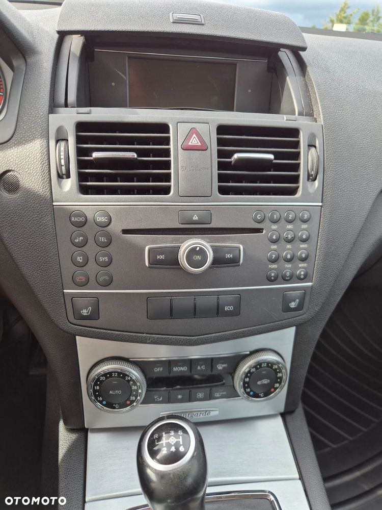 Mercedes-Benz Klasa C 180 CGI BlueEFFICIENCY Avantgarde - 14