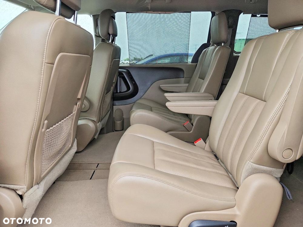 Chrysler Town & Country - 7