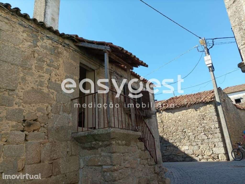 Moradia rústica em pedra para recuperar localizada em Fiais da Beira - Grande imagem: 3/13