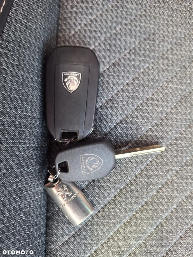 Peugeot 2008 1.2 PureTech Allure S&S EAT8 - 32