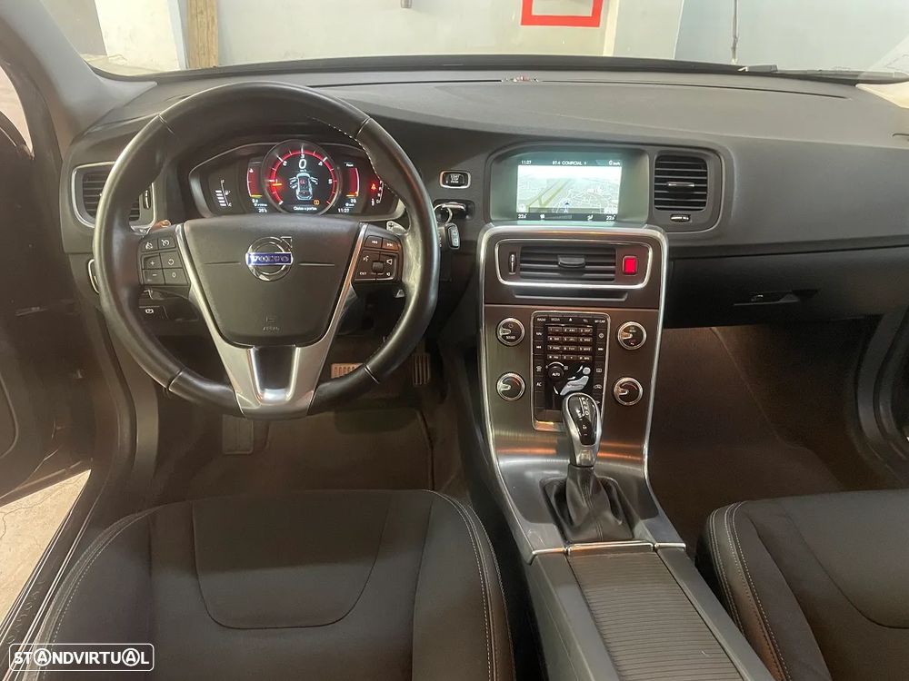 Volvo V60 Cross Country 2.0 D3 Momentum Geartronic - 34