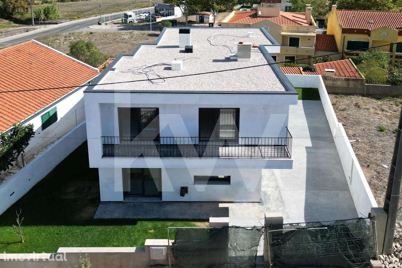 Excelente moradia T4 estilo moderno, implantada num terreno de 288,5 m - Grande imagem: 3/25