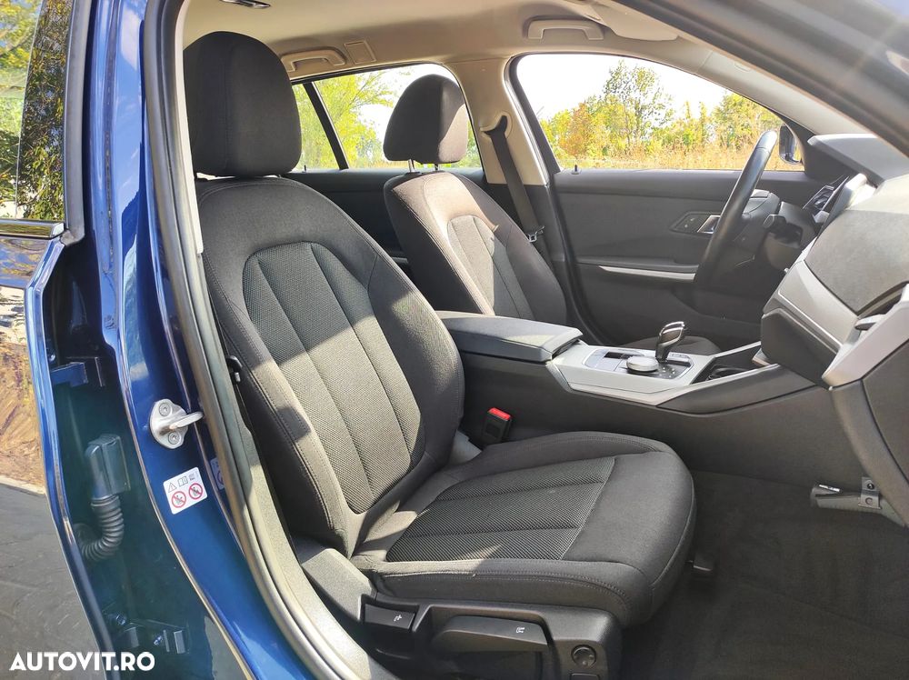 BMW Seria 3 320i Touring Aut. - 13