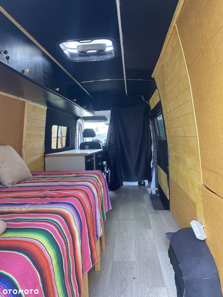 Mercedes-Benz Sprinter - 2