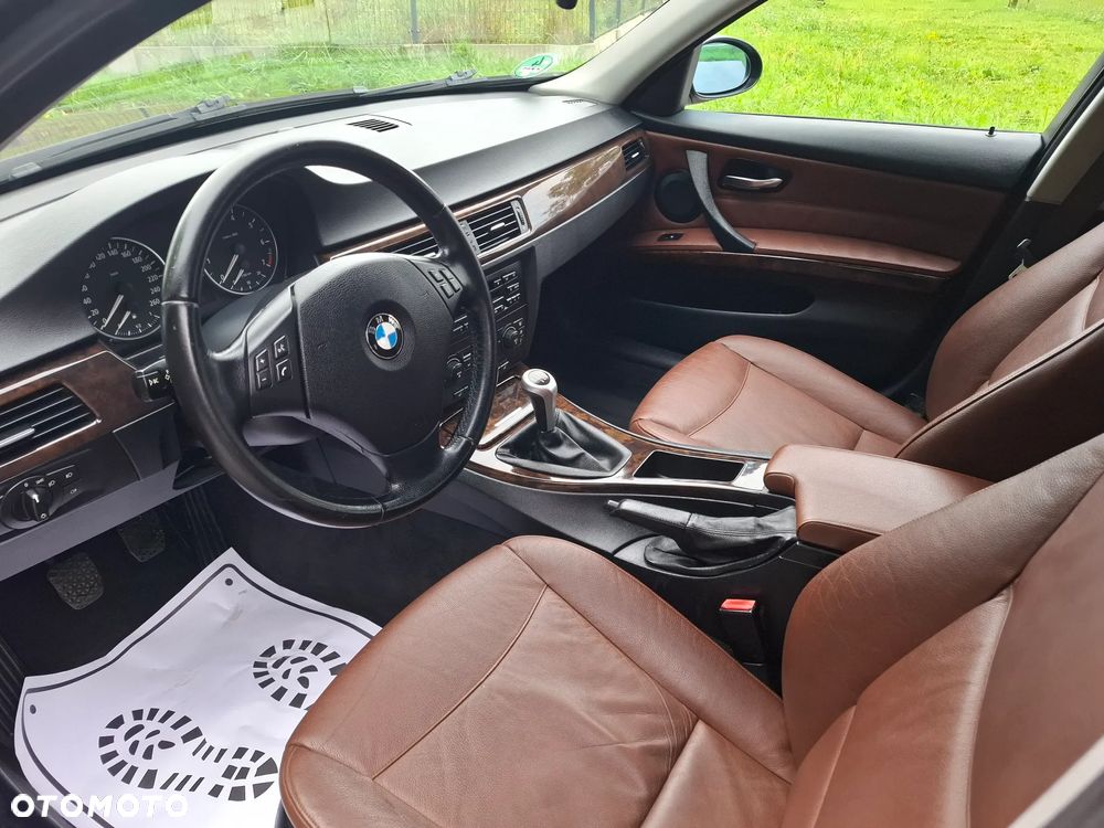 BMW Seria 3 318i Touring - 10