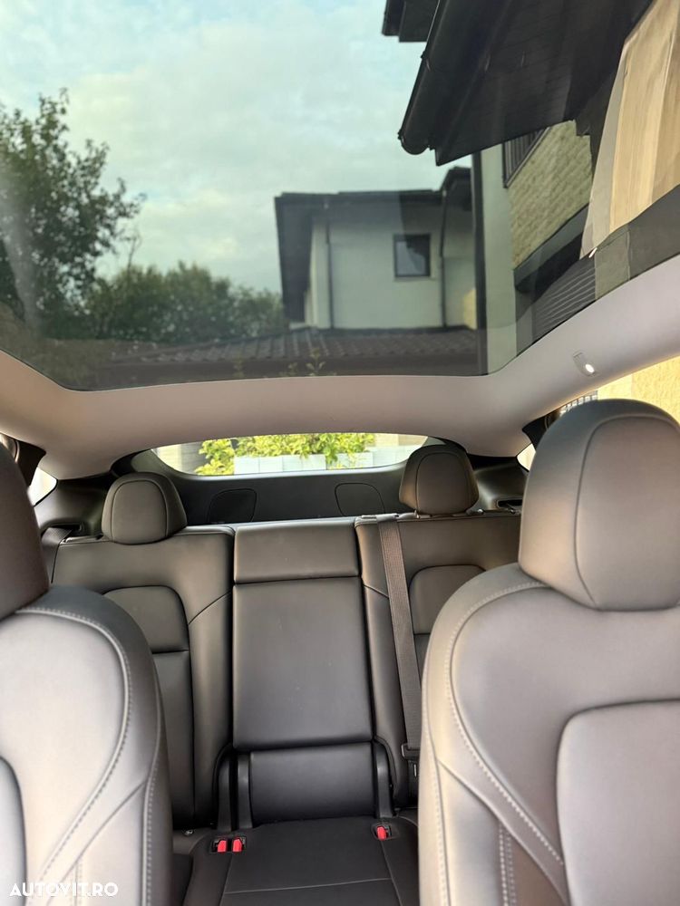 Tesla Model Y Long Range Dual Motor AWD - 11
