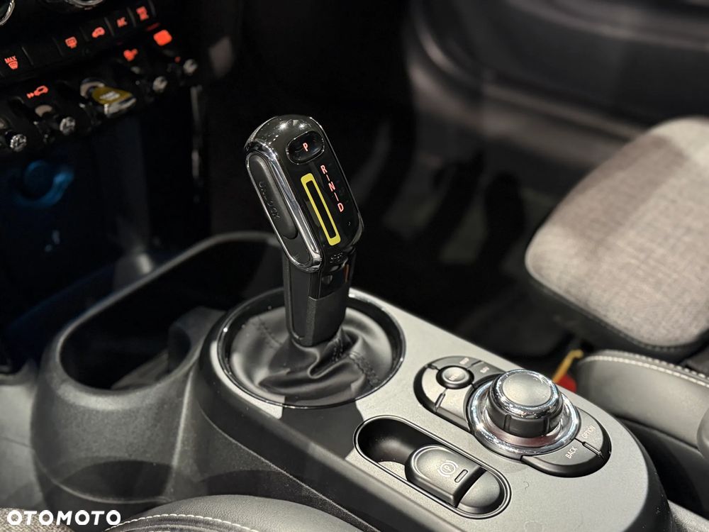 MINI Cooper SE Classic Trim - 13