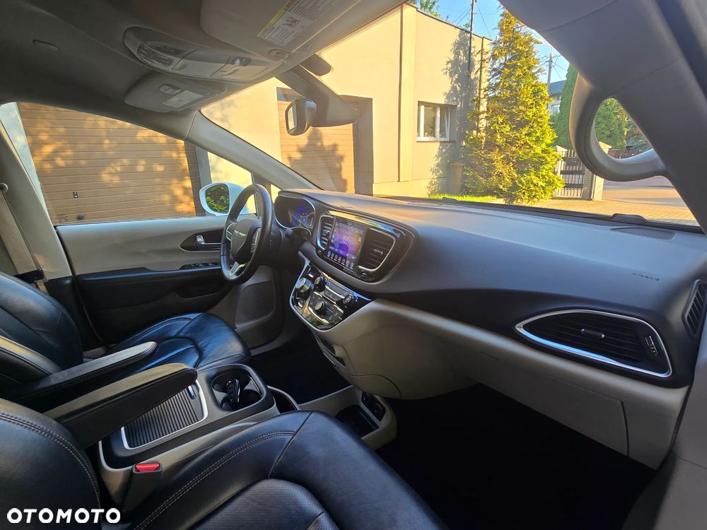Chrysler Pacifica - 12